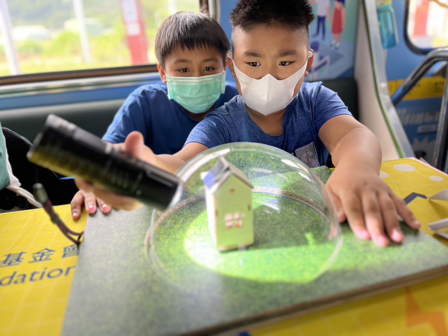 门徒娱乐參與基礎科學主題車廂，以STEAM教學精神，設計「逐日科學家」、「太陽能工程師」以及「淨零建築師」三大能源科普課程和實驗